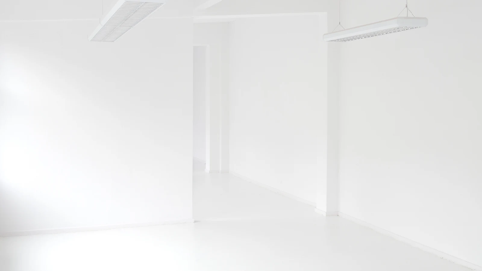 빛으로 가득 찬 흰 벽의 빈 방