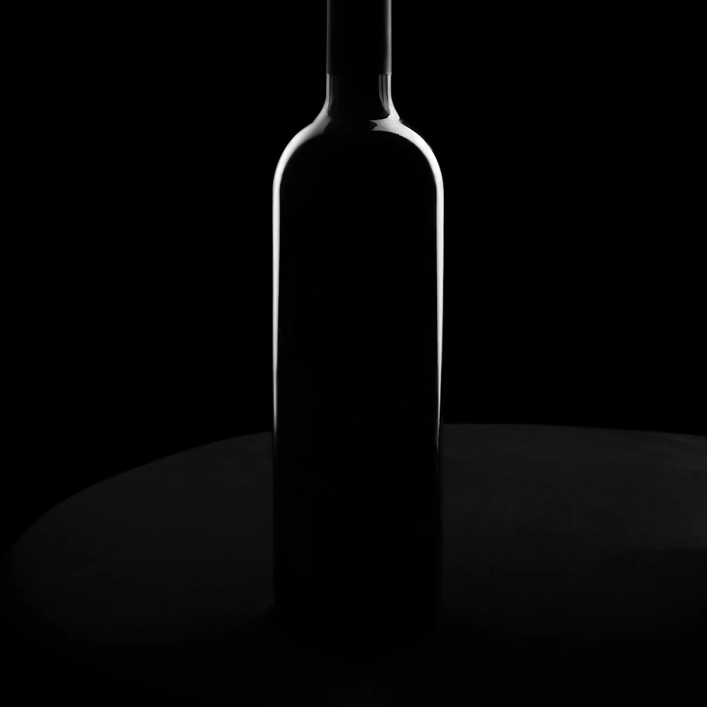 완전한 어둠 속에서 윤곽선만 빛나는 앰플 유리병