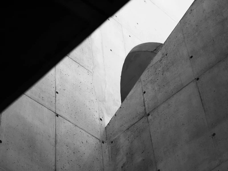 빛과 그림자가 대각선으로 갈라지는 노출 콘크리트 벽면